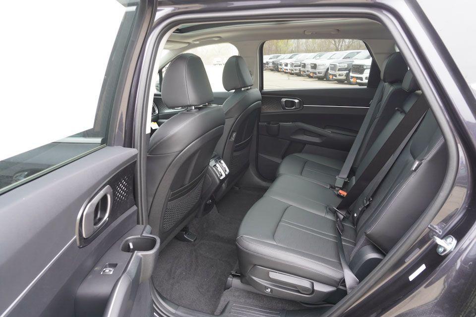 new 2025 Kia Sorento car, priced at $34,156
