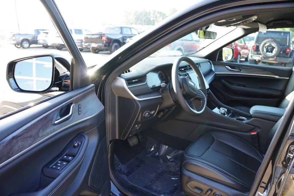 used 2025 Jeep Grand Cherokee car, priced at $38,520