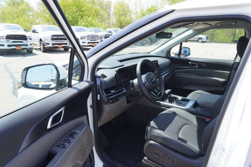 new 2025 Kia Carnival car, priced at $37,801