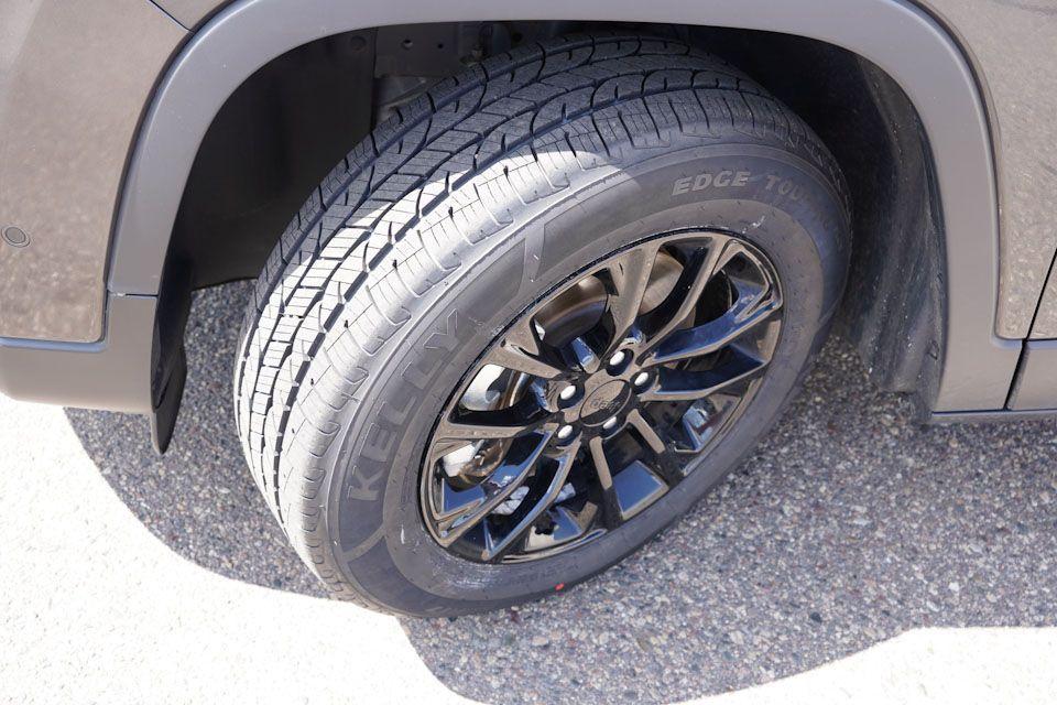 used 2023 Jeep Cherokee car, priced at $21,694