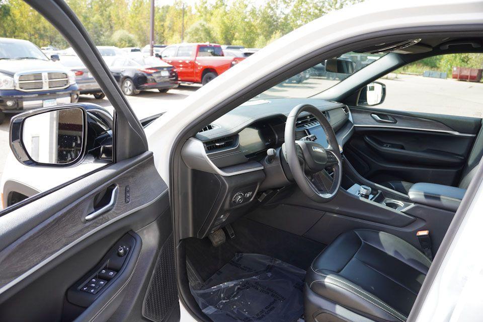 used 2025 Jeep Grand Cherokee car, priced at $39,291