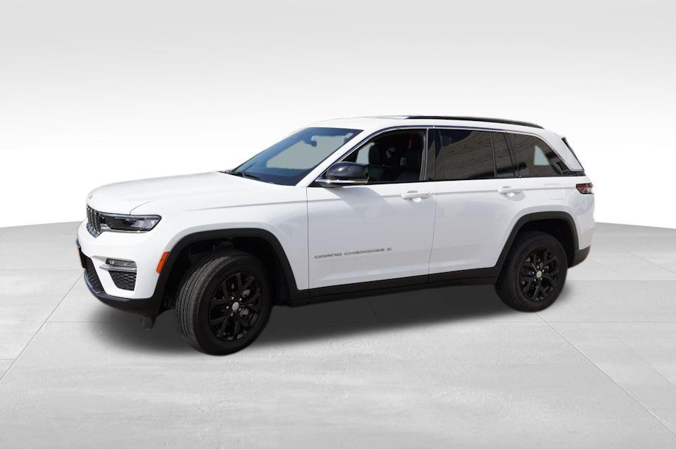 used 2025 Jeep Grand Cherokee car, priced at $39,291