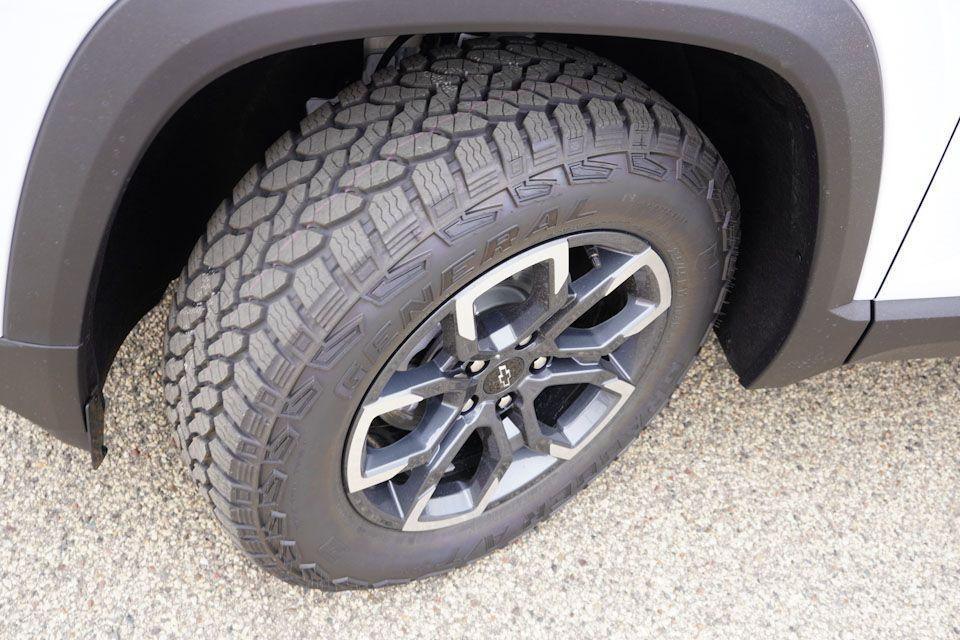 new 2026 Chevrolet Equinox car, priced at $33,990