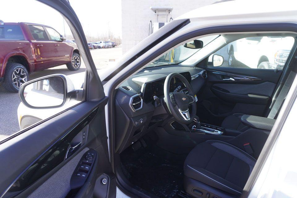 new 2025 Chevrolet TrailBlazer car, priced at $27,975