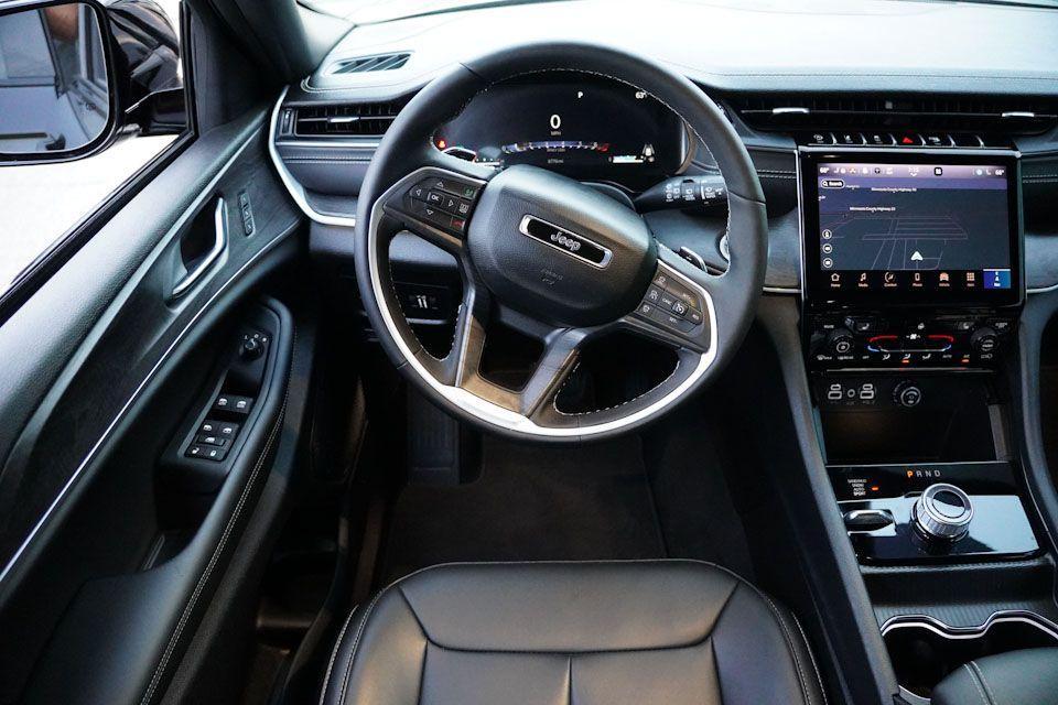 used 2025 Jeep Grand Cherokee car, priced at $39,289