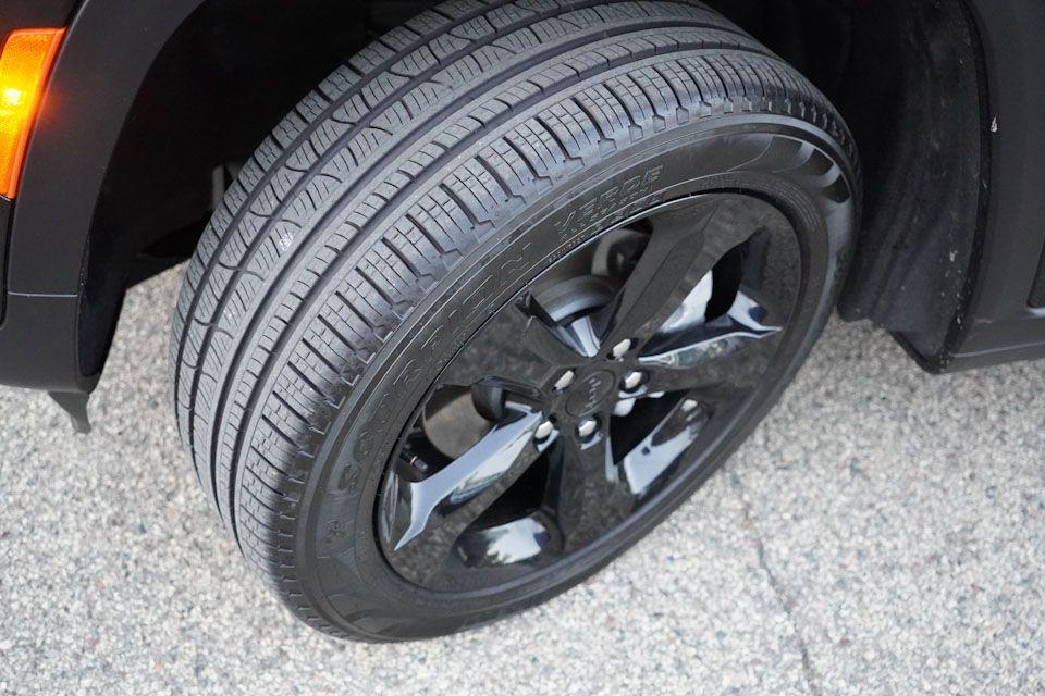 used 2025 Jeep Grand Cherokee car, priced at $39,289