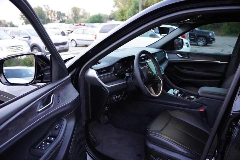 used 2025 Jeep Grand Cherokee car, priced at $39,289