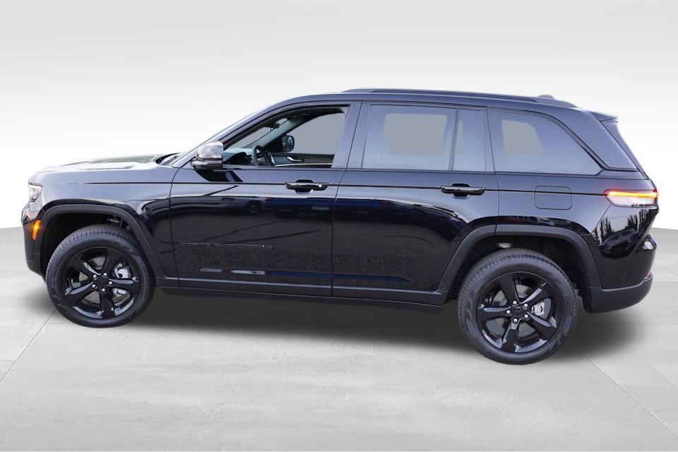 used 2025 Jeep Grand Cherokee car, priced at $39,289