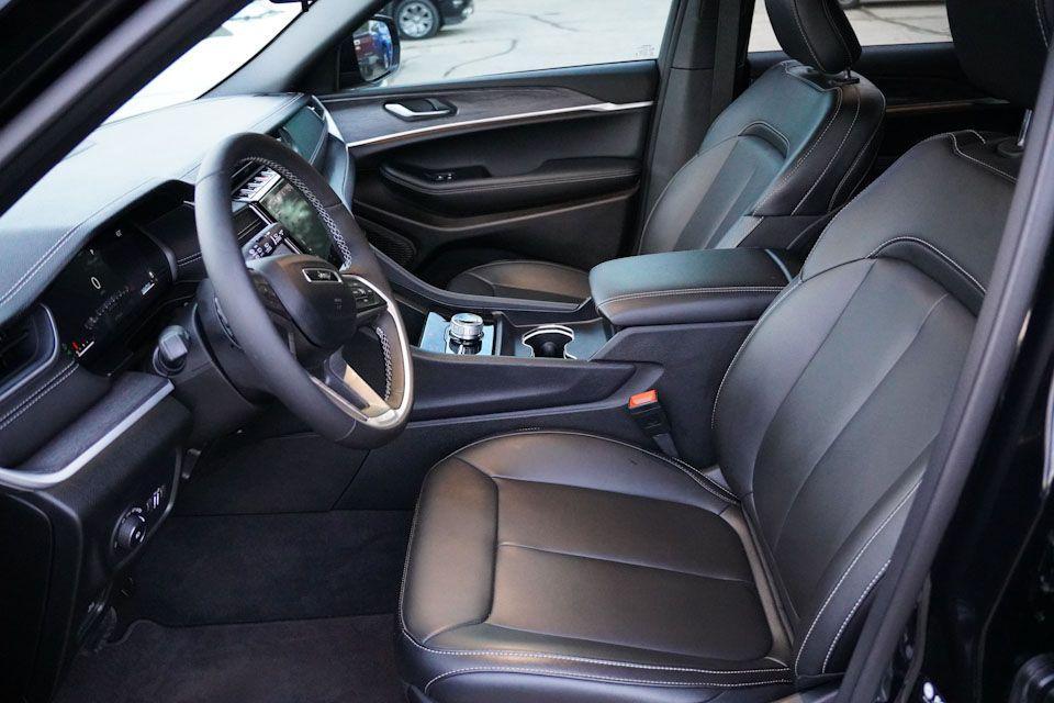 used 2025 Jeep Grand Cherokee car, priced at $39,289