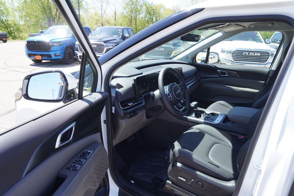 new 2025 Kia Carnival car, priced at $37,552