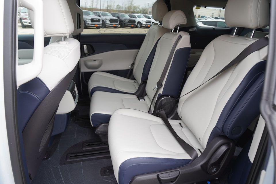 new 2025 Kia Carnival Hybrid car, priced at $41,045