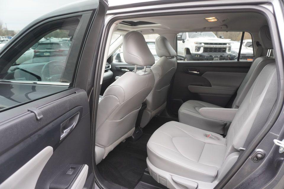 used 2021 Toyota Highlander car, priced at $29,869