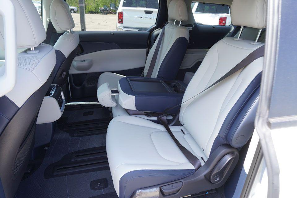 new 2025 Kia Carnival Hybrid car, priced at $41,732