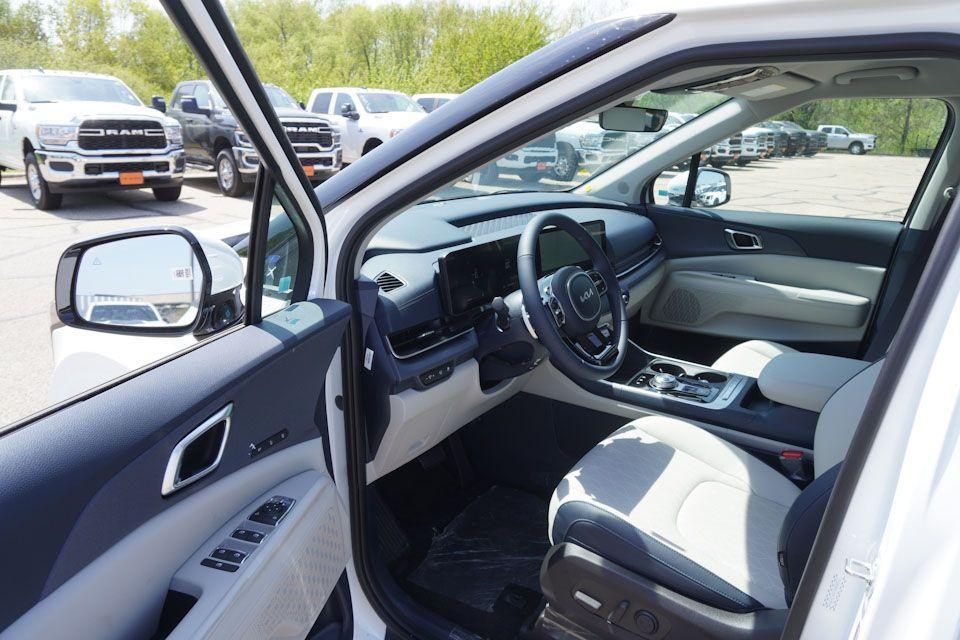new 2025 Kia Carnival Hybrid car, priced at $41,732