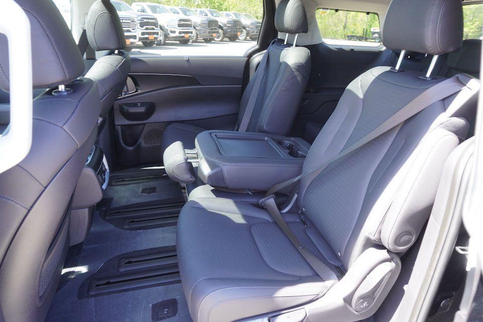 new 2025 Kia Carnival Hybrid car, priced at $51,002