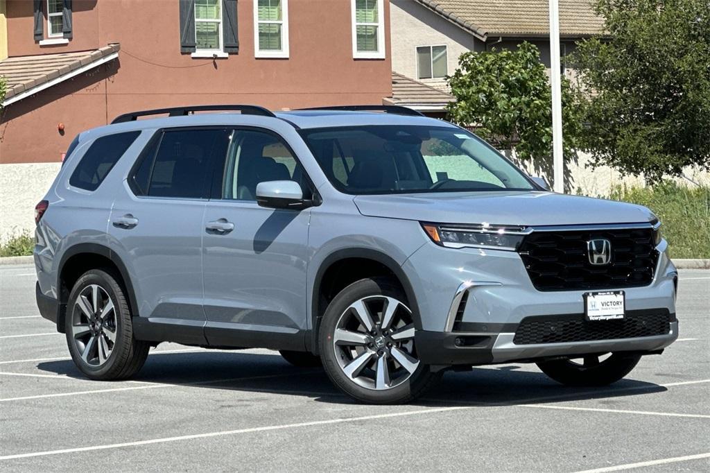 new 2025 Honda Pilot car, priced at $47,955