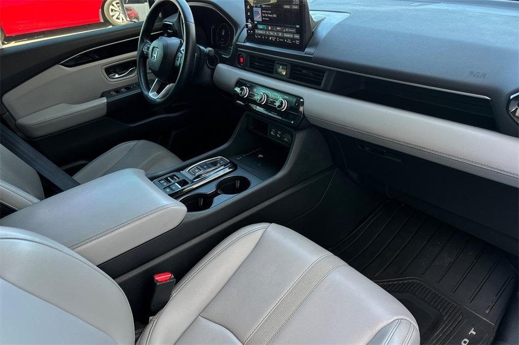 used 2025 Honda Pilot car, priced at $39,598
