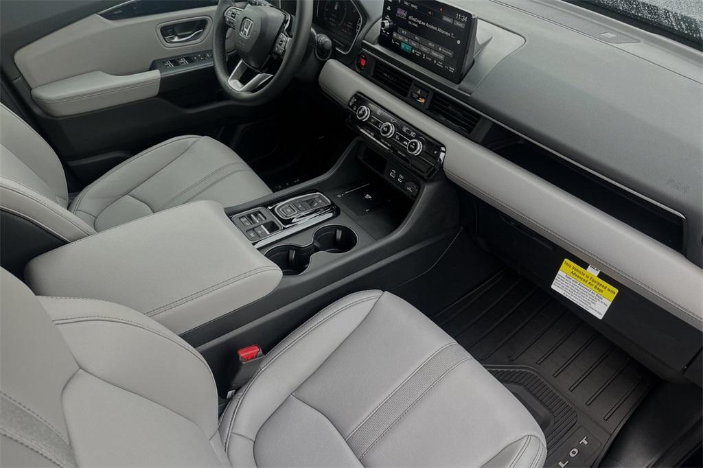 new 2025 Honda Pilot car, priced at $45,680