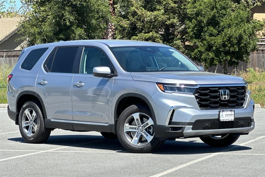 new 2025 Honda Pilot car, priced at $45,680