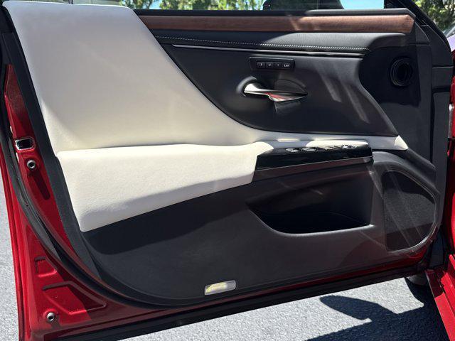 new 2025 Lexus ES 300h car, priced at $47,114