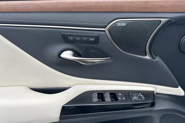 new 2025 Lexus ES 300h car, priced at $54,700