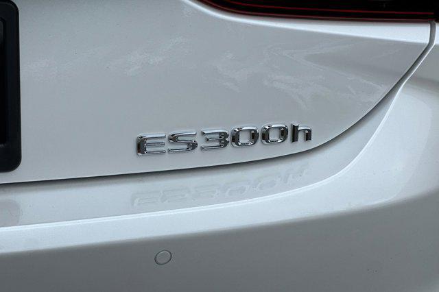 new 2025 Lexus ES 300h car, priced at $54,700
