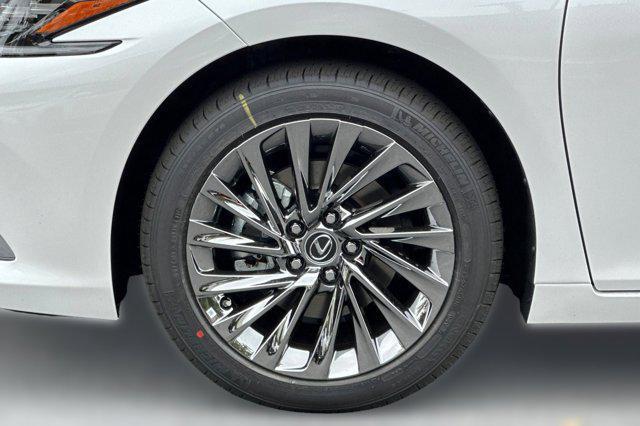 new 2025 Lexus ES 300h car, priced at $54,700