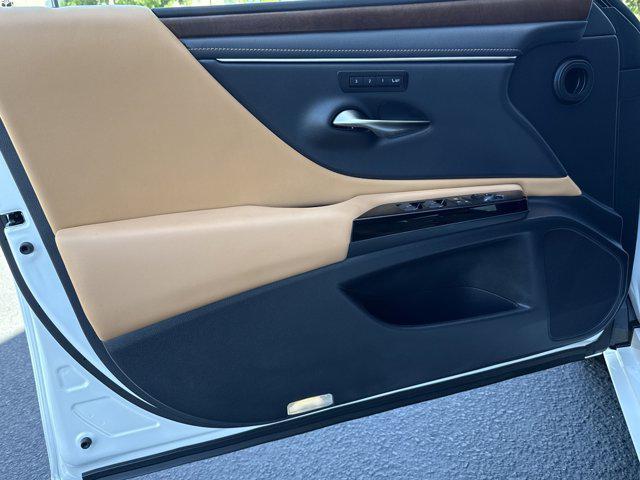 new 2025 Lexus ES 300h car, priced at $47,609