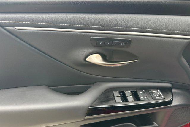 new 2025 Lexus ES 300h car, priced at $47,315