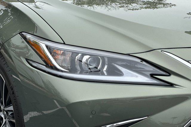 new 2025 Lexus ES 300h car, priced at $47,834