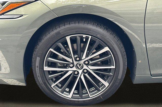 new 2025 Lexus ES 300h car, priced at $47,834