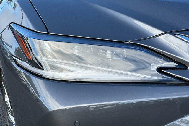 new 2025 Lexus ES 300h car, priced at $53,405