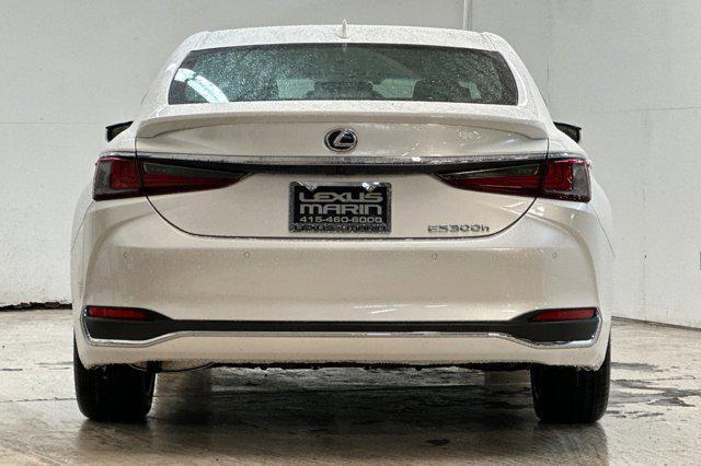 new 2025 Lexus ES 300h car, priced at $47,561