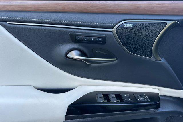 new 2025 Lexus ES 300h car, priced at $53,405