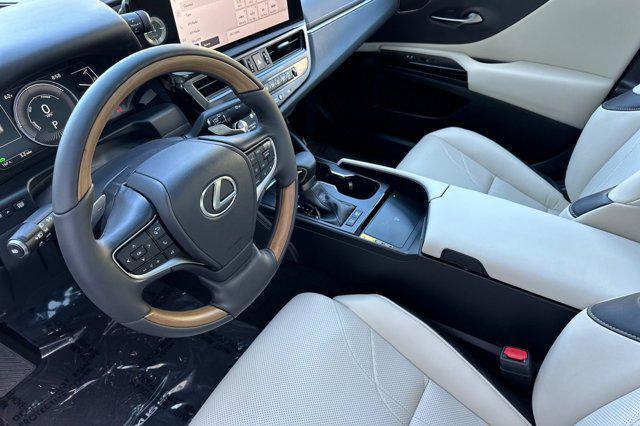 new 2025 Lexus ES 300h car, priced at $53,405