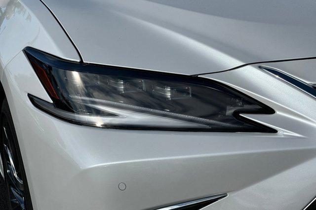 new 2025 Lexus ES 300h car, priced at $53,405