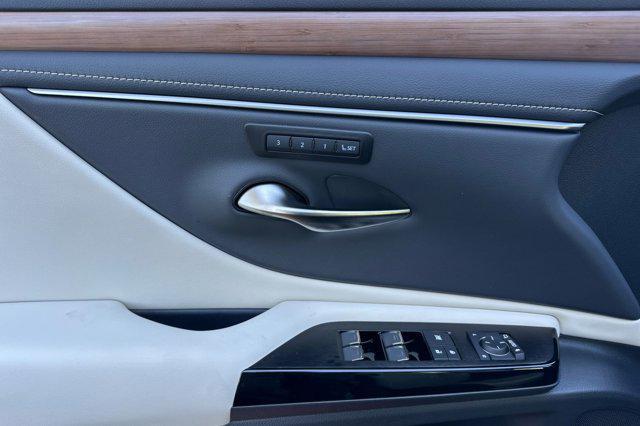 new 2025 Lexus ES 300h car, priced at $48,065