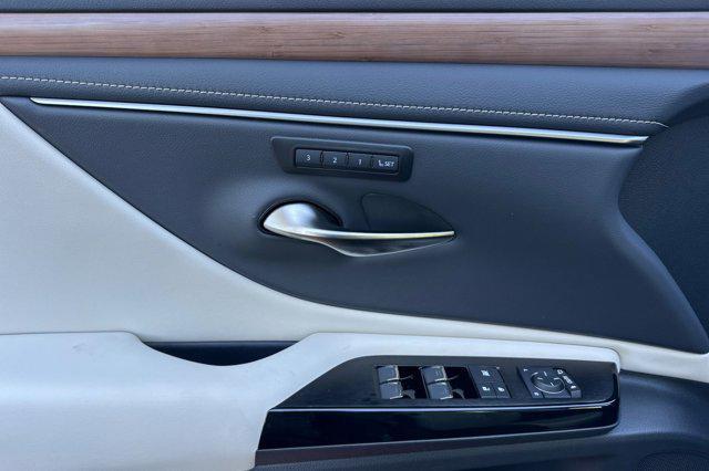 new 2025 Lexus ES 300h car, priced at $48,065
