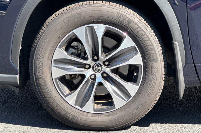 used 2024 Toyota Highlander car, priced at $35,996