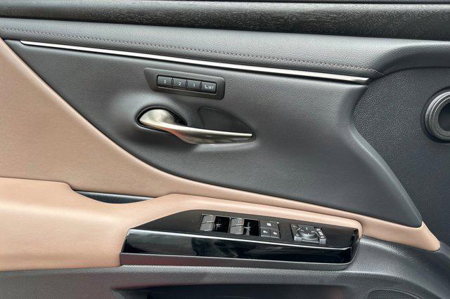 new 2025 Lexus ES 300h car, priced at $48,565