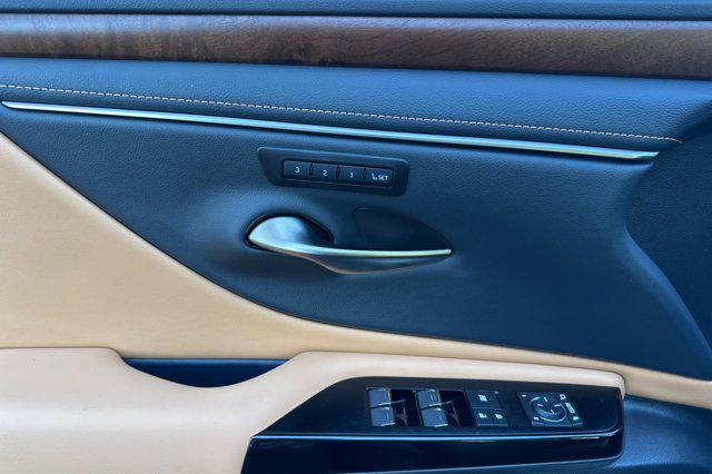 new 2025 Lexus ES 300h car, priced at $49,314