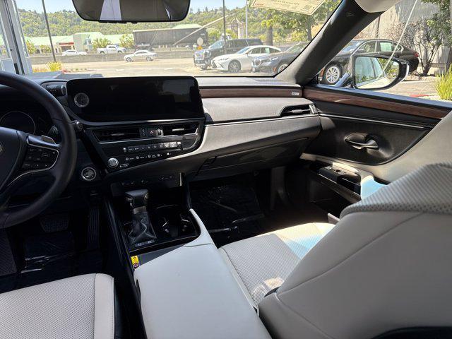 new 2025 Lexus ES 300h car, priced at $47,614