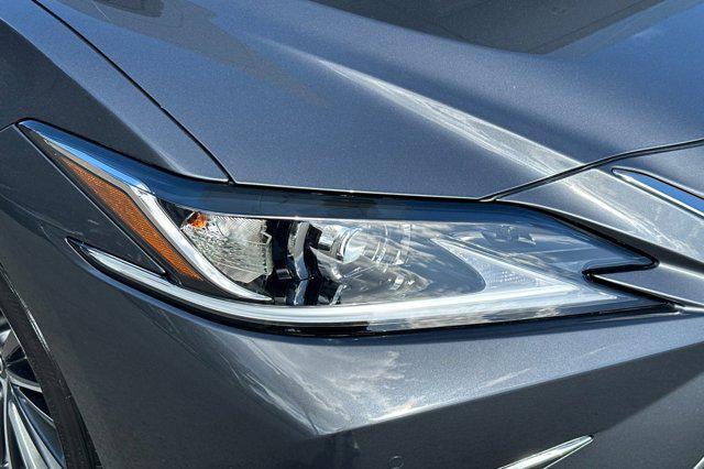 new 2025 Lexus ES 300h car, priced at $47,640