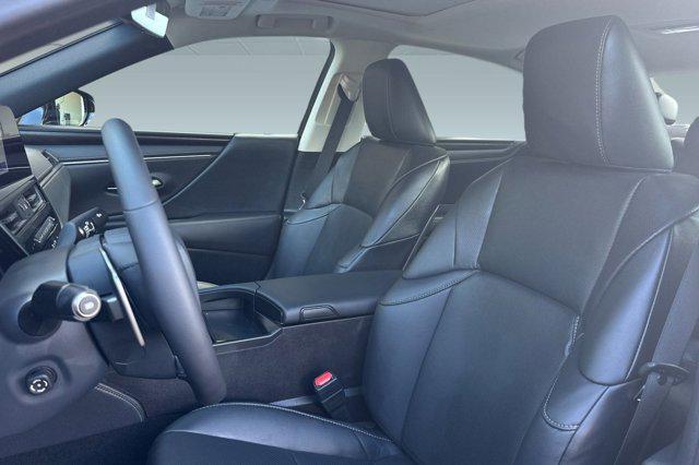 new 2025 Lexus ES 300h car, priced at $47,640