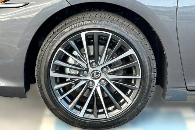 new 2025 Lexus ES 300h car, priced at $47,640