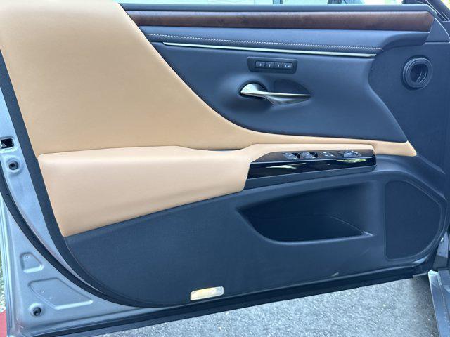 new 2025 Lexus ES 300h car, priced at $47,195