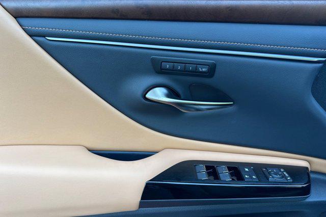 new 2025 Lexus ES 300h car, priced at $47,695