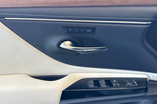 new 2025 Lexus ES 300h car, priced at $47,695