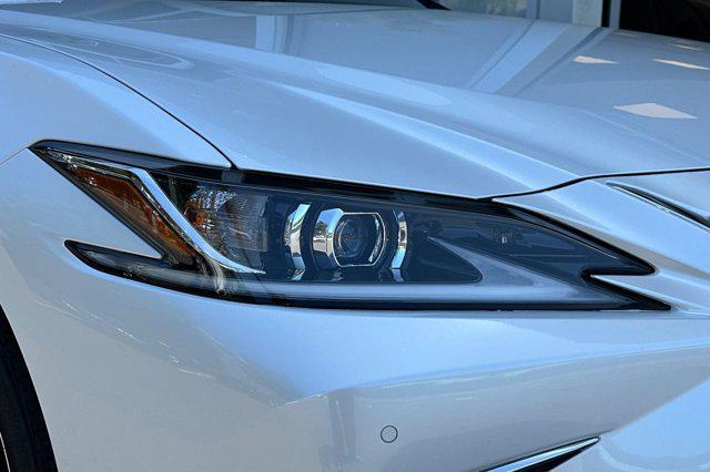new 2025 Lexus ES 300h car, priced at $47,695