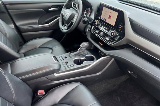 used 2024 Toyota Highlander car, priced at $39,999